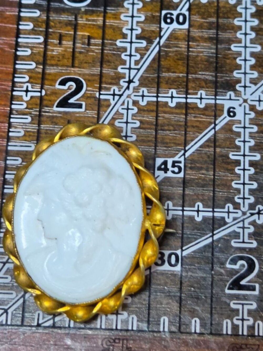 Antique Victorian Cameo Brooch Glass Paste Profile Gold Gilt Twist Frame c. 1870 - Picture 3 of 13